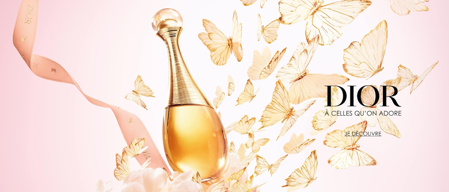 Découvrez J'adore de Dior, un parfum floral et lumineux dans un flacon doré emblématique, entouré de papillons délicats, avec une invitation à explorer.