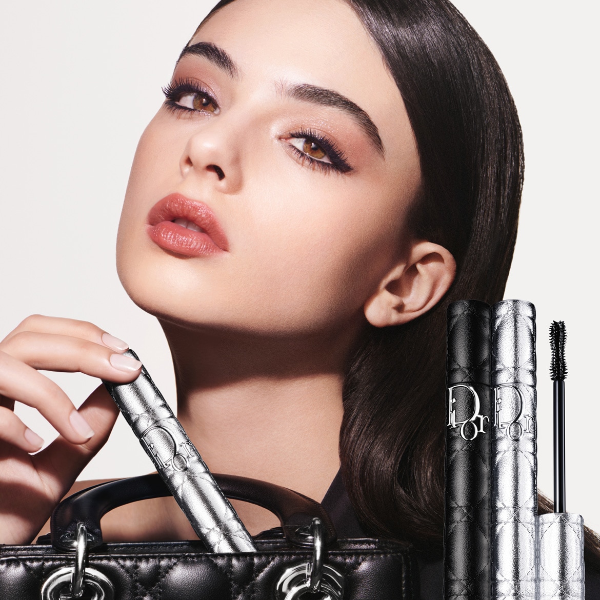 Découvrez le mascara Dior dans son élégant écrin argenté, parfait pour un regard sophistiqué et intense.