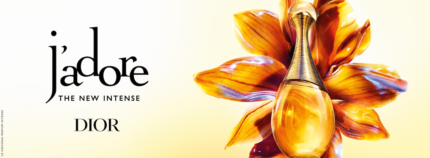 Découvrez J'adore, la nouvelle fragrance intense de Dior, présentée dans un flacon doré élégant, entouré de pétales floraux lumineux.