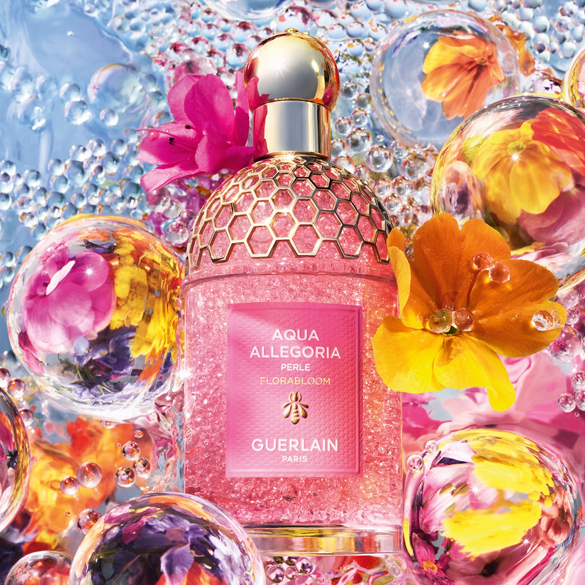 Découvrez Aqua Allegoria Perle Flora Bloom de Guerlain, un parfum floral pétillant dans un flacon rose scintillant, orné d'un motif doré en nid d'abeille, évoquant un jardin aquatique.