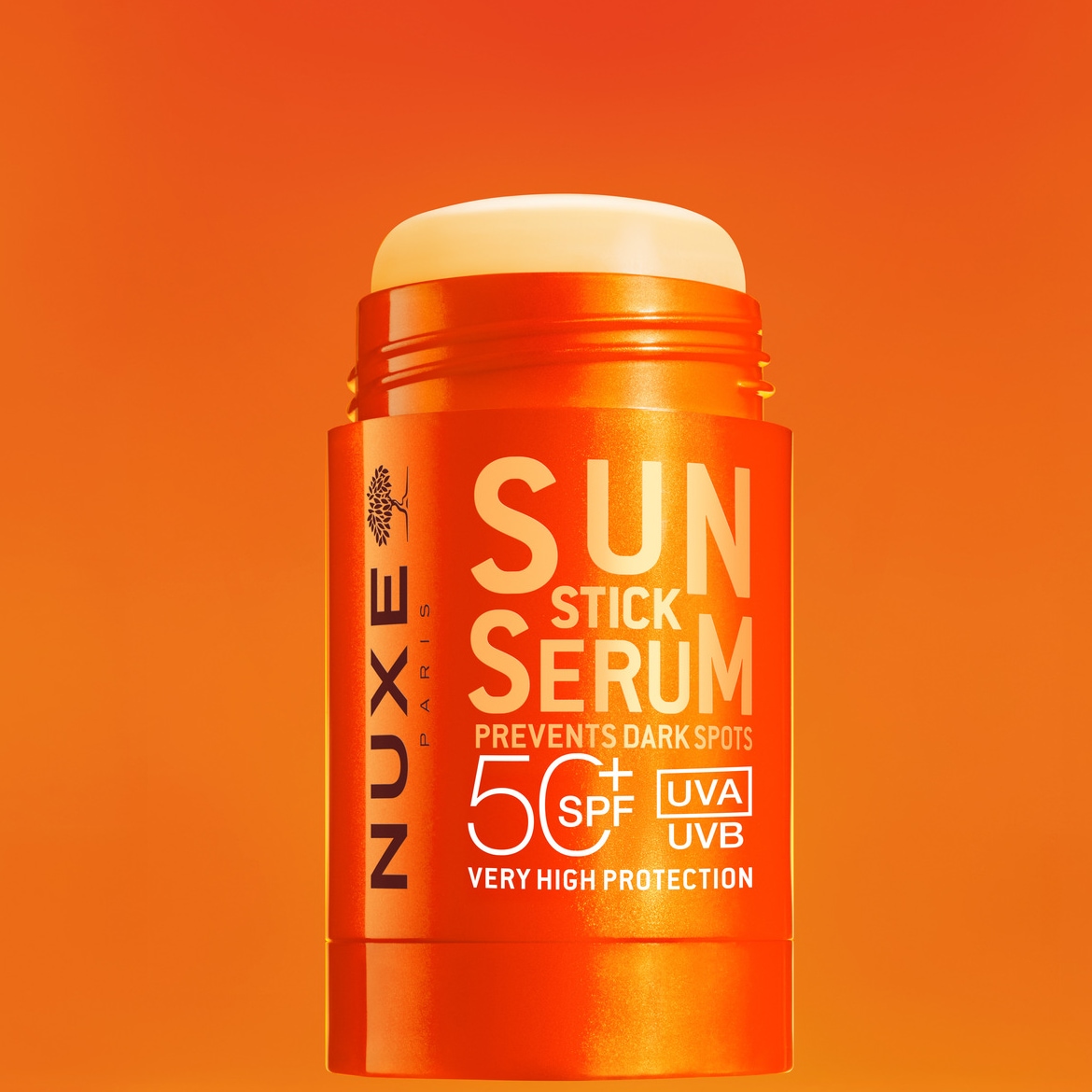 Découvrez le stick solaire Nuxe Sun Serum SPF 50+ dans son emballage orange vif, conçu pour une très haute protection et prévenir les taches brunes.