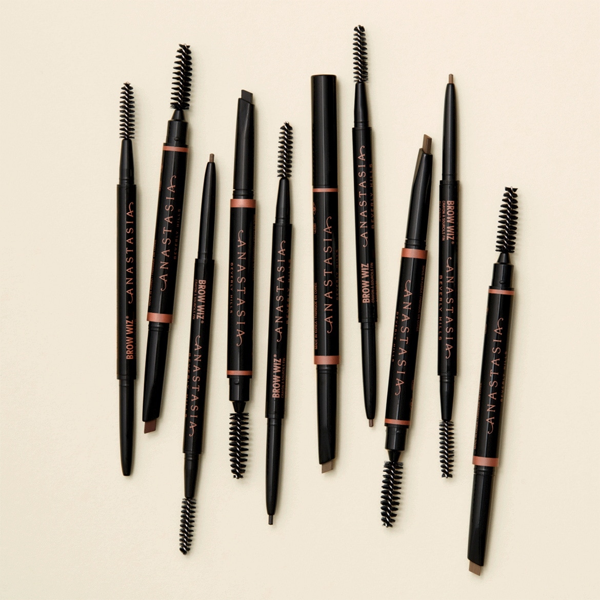 Découvrez une variété de crayons à sourcils Anastasia Beverly Hills Brow Wiz, chacun doté d'une brosse à une extrémité et d'une pointe fine à l'autre, présentés dans des tons marron clair et foncé.