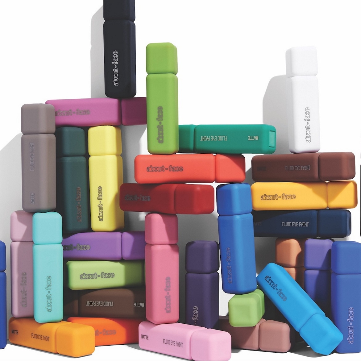 Découvrez une multitude de peintures fluides mates pour les yeux About-Face, présentées dans des emballages colorés et ludiques.