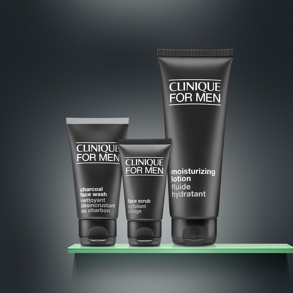 Découvrez le trio de soins Clinique For Men : un nettoyant visage au charbon, un gommage exfoliant et une lotion hydratante, présentés dans des tubes noirs élégants.