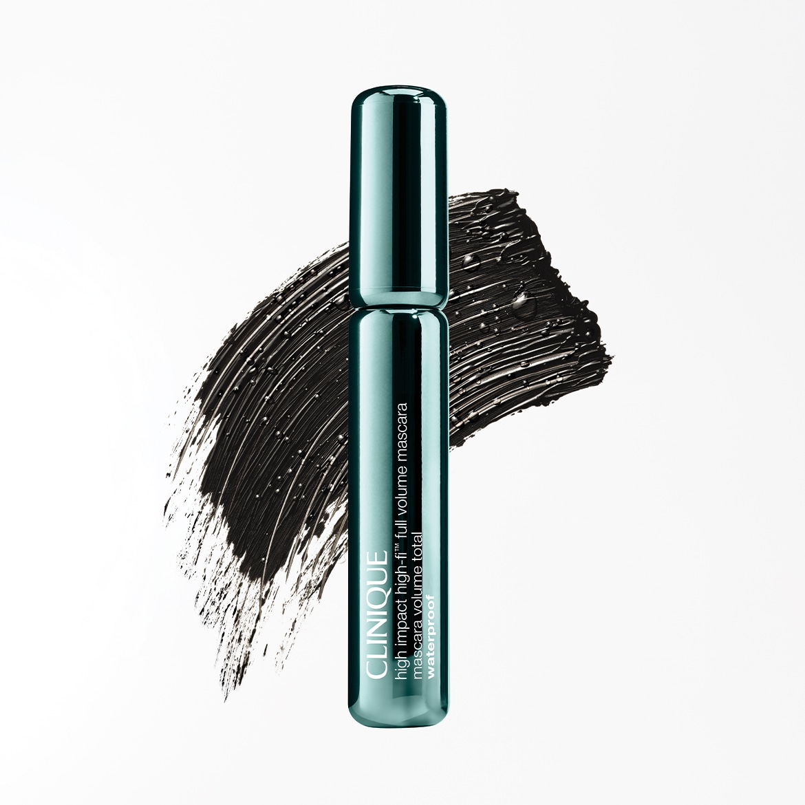 Mascara waterproof Clinique High Impact Hi-Fi™ Full Volume dans un tube bleu-vert métallique, avec un trait de mascara noir crémeux en arrière-plan.