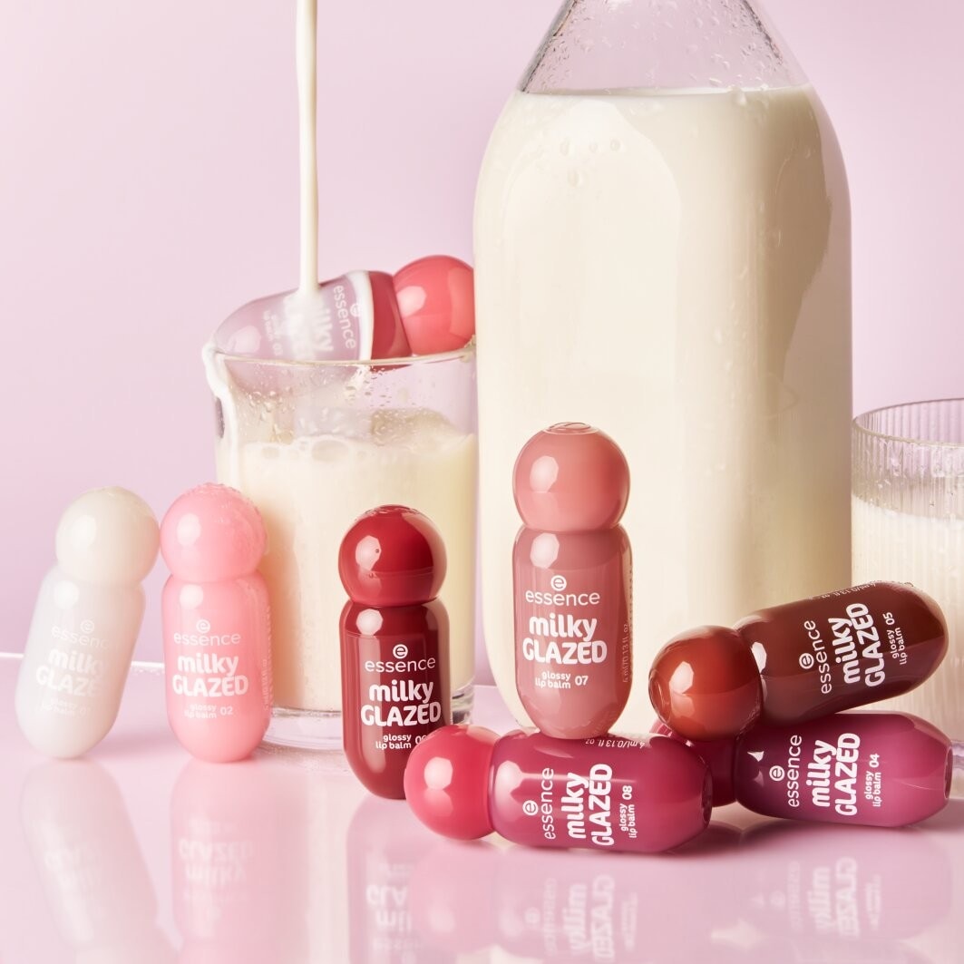 Découvrez la collection de baumes à lèvres brillants Essence Milky Glazed, avec des teintes allant du blanc laiteux au rose, rouge et marron, présentés dans des flacons ronds et ludiques, évoquant la douceur du lait.
