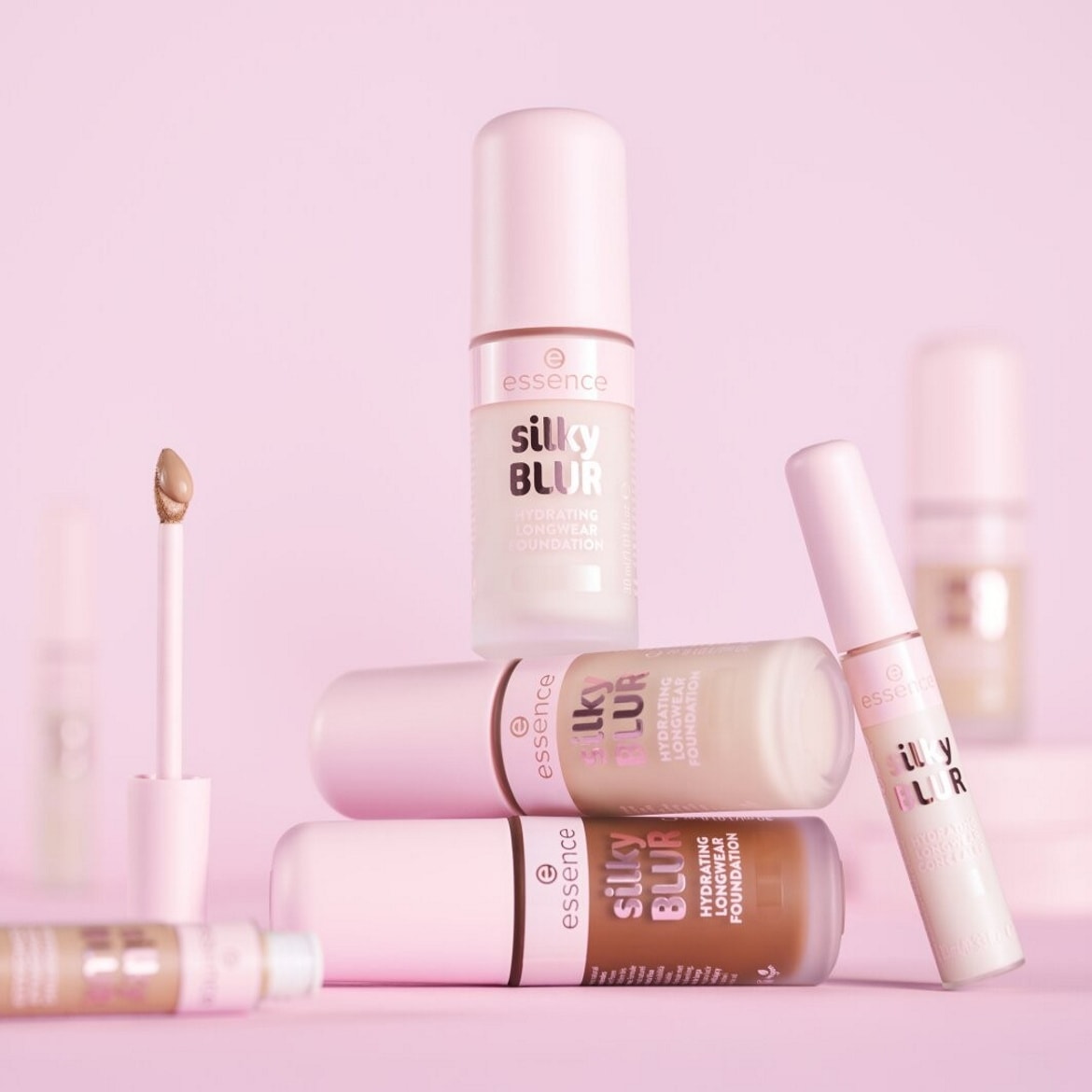 Découvrez la gamme de fonds de teint et correcteurs Essence Silky Blur, présentée avec un applicateur de fond de teint, offrant une couvrance hydratante et longue durée pour un teint parfait.