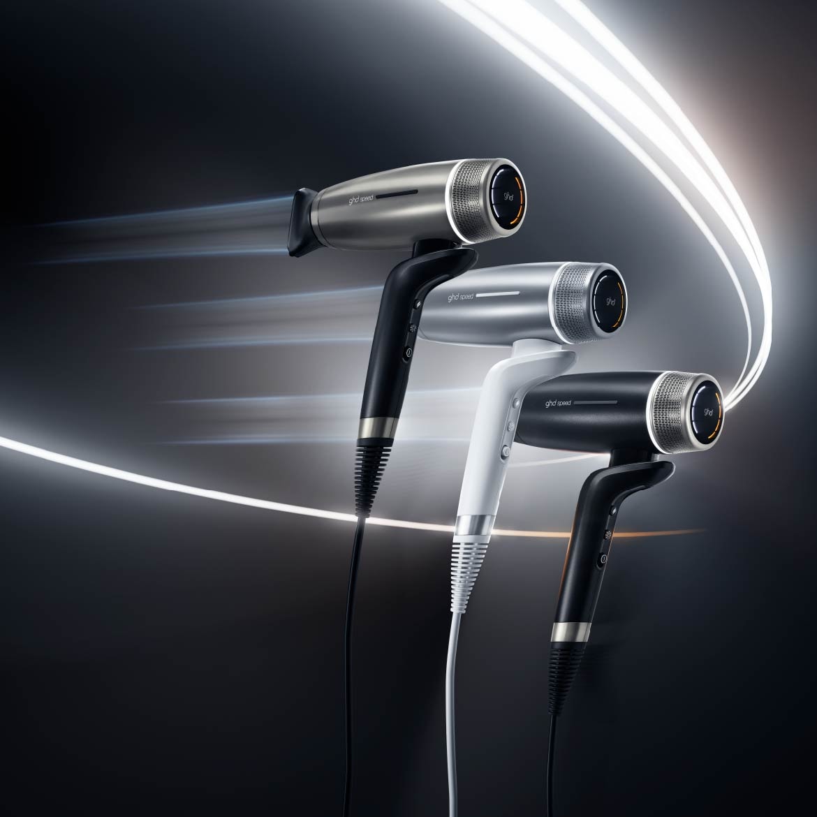 Découvrez le sèche-cheveux ghd speed en noir, blanc et argent, conçu pour un séchage rapide et efficace avec un design élégant et moderne.