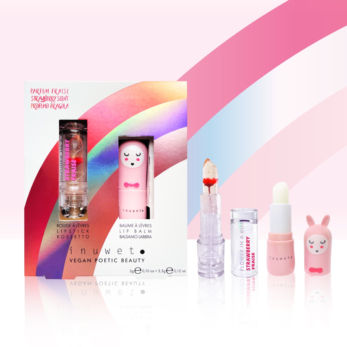 Découvrez le stick à lèvres et le baume à lèvres Inuwet Vegan Poetic Beauty au parfum de fraise, présentés dans un emballage rose et transparent.