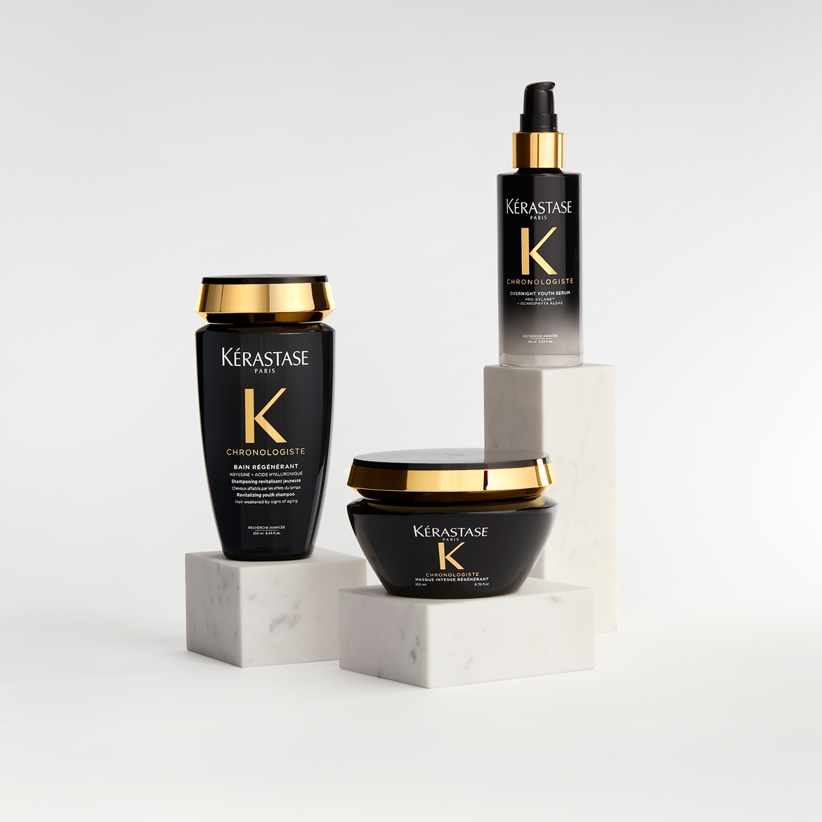 Découvrez la gamme Chronologiste de Kérastase, comprenant un bain régénérant, un masque intense régénérant et un sérum de nuit pour une cure de jouvence capillaire complète.
