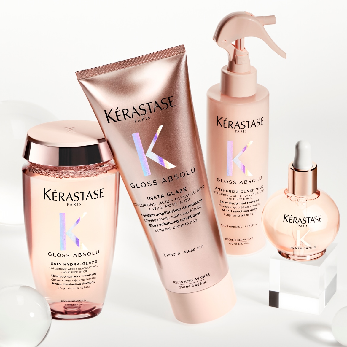 Découvrez la gamme Kérastase Gloss Absolu, avec un shampoing hydra-illuminant, un après-shampoing amplificateur de brillance, un spray lissant anti-frisottis et des gouttes de glaçage, tous conçus pour les cheveux longs sujets aux frisottis.
