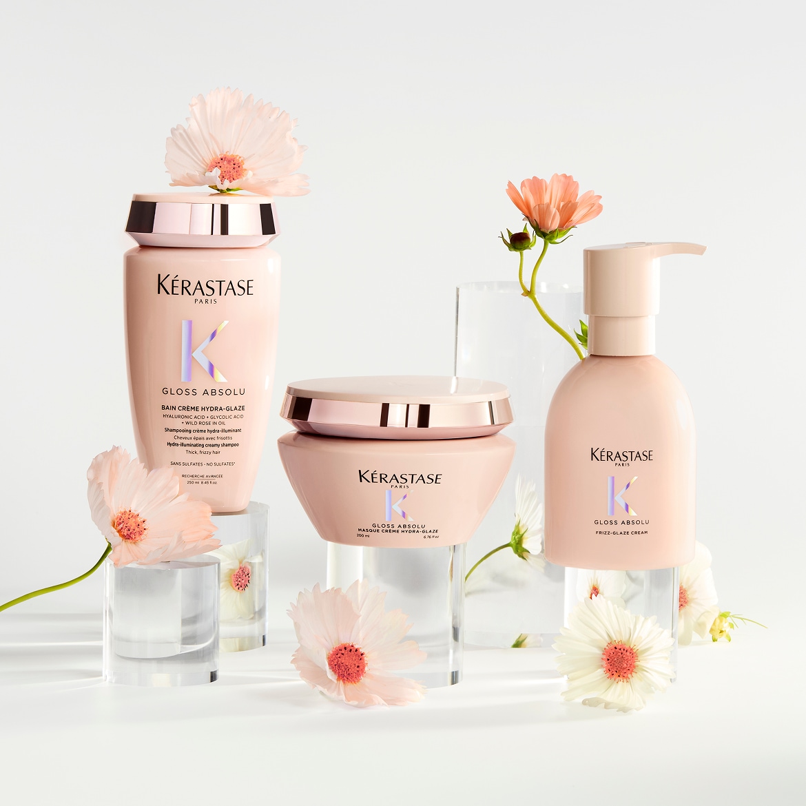 Découvrez le Bain Crème Hydra-Glaze Kérastase, un shampooing crème hydra-illuminant enrichi en acide hyaluronique et huile de rose sauvage, idéal pour les cheveux épais et frisottis.