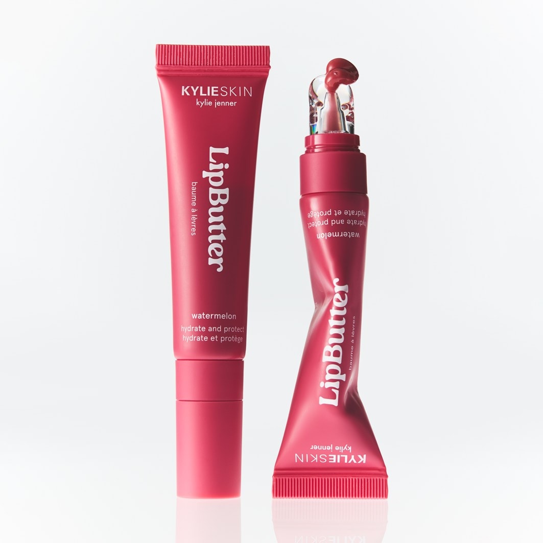 Le baume à lèvres Kylie Skin Lip Butter à la pastèque hydrate et protège, présenté dans un tube rose vif avec un applicateur transparent.