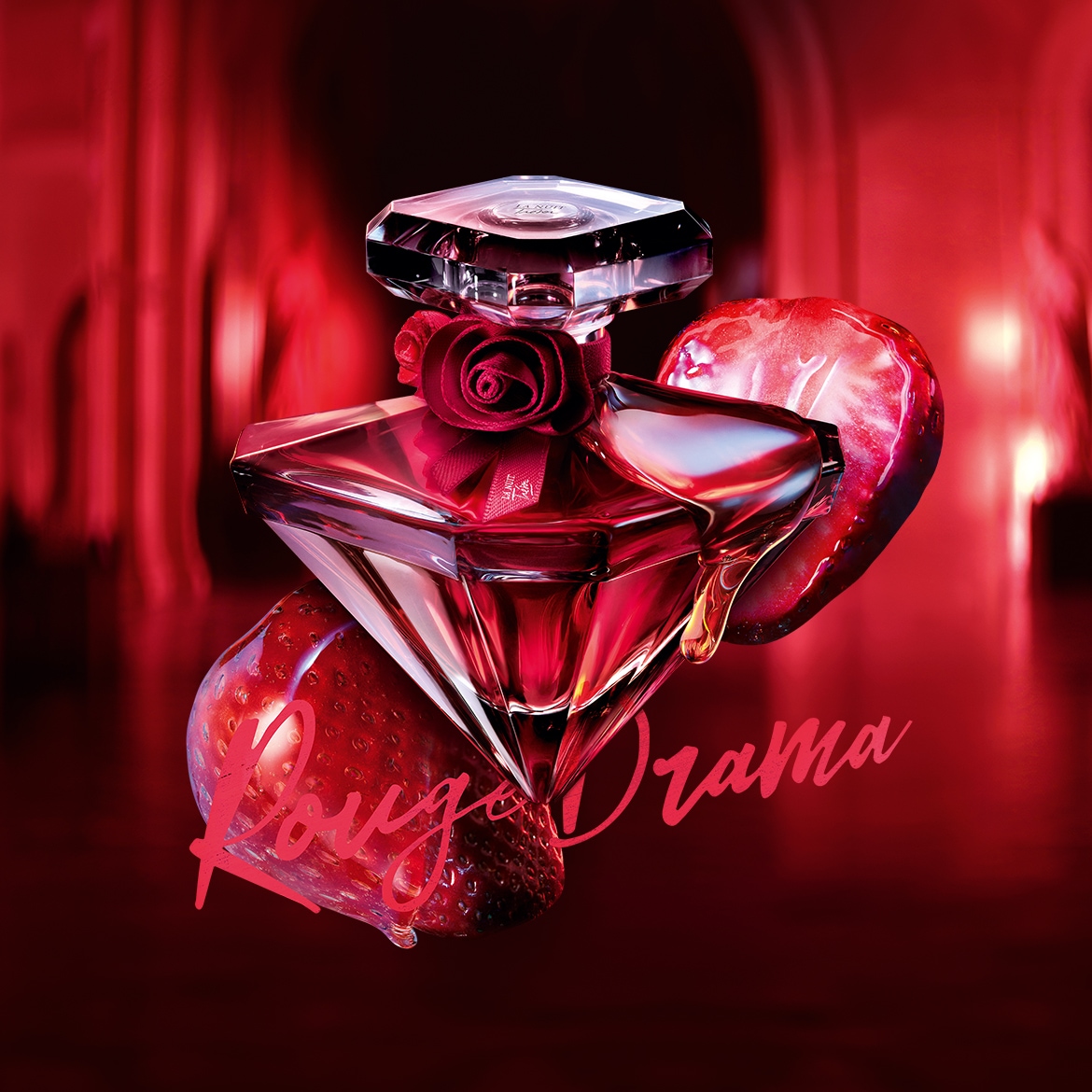 Découvrez le parfum La Nuit Trésor Rouge Drama de Lancôme, un élixir passionné dans un flacon rouge rubis orné d'une rose, évoquant une romance intense et dramatique.