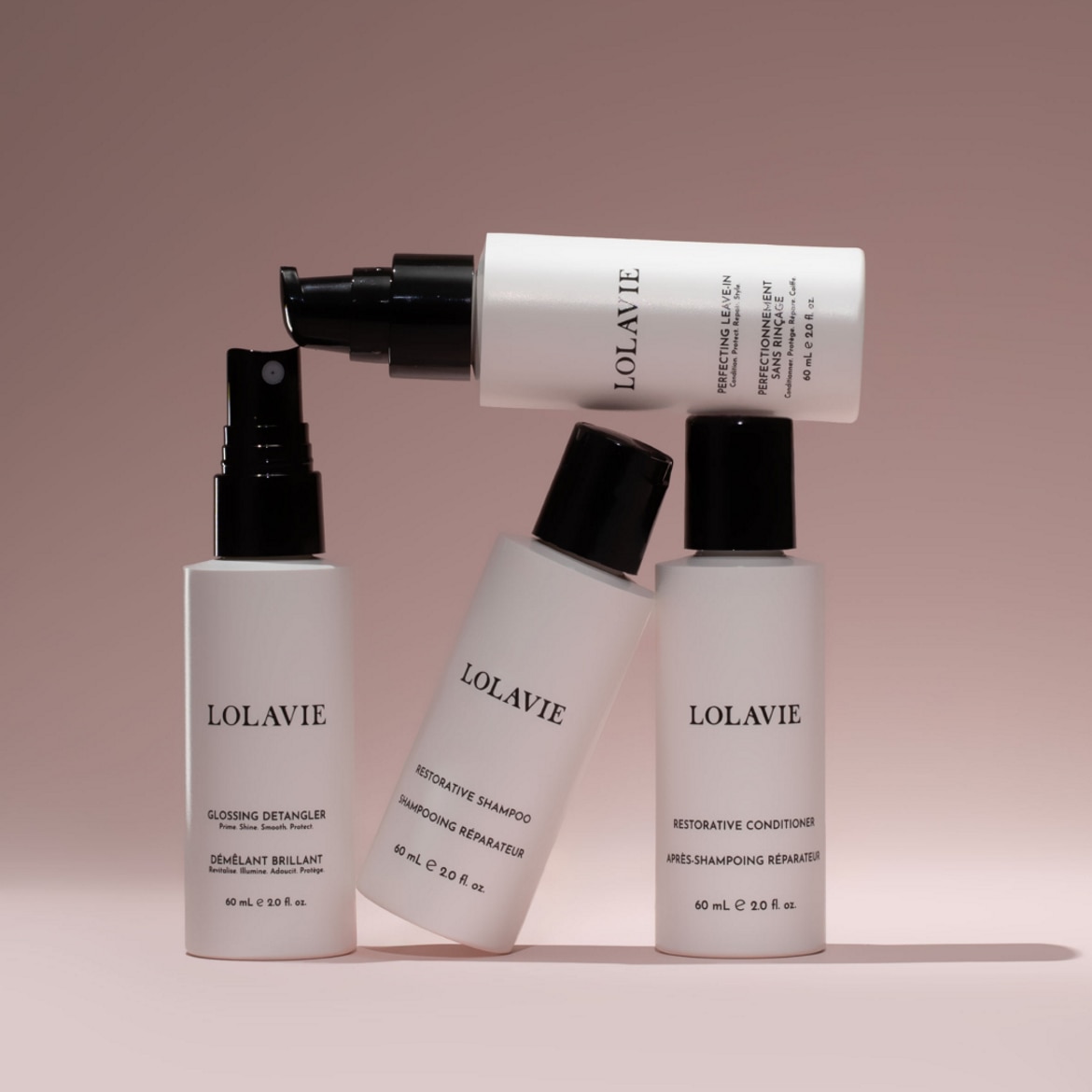 Découvrez la gamme LOLAVIE, comprenant un démêlant brillant, un shampooing réparateur, un revitalisant et un soin perfecteur sans rinçage, tous en flacons blancs élégants.