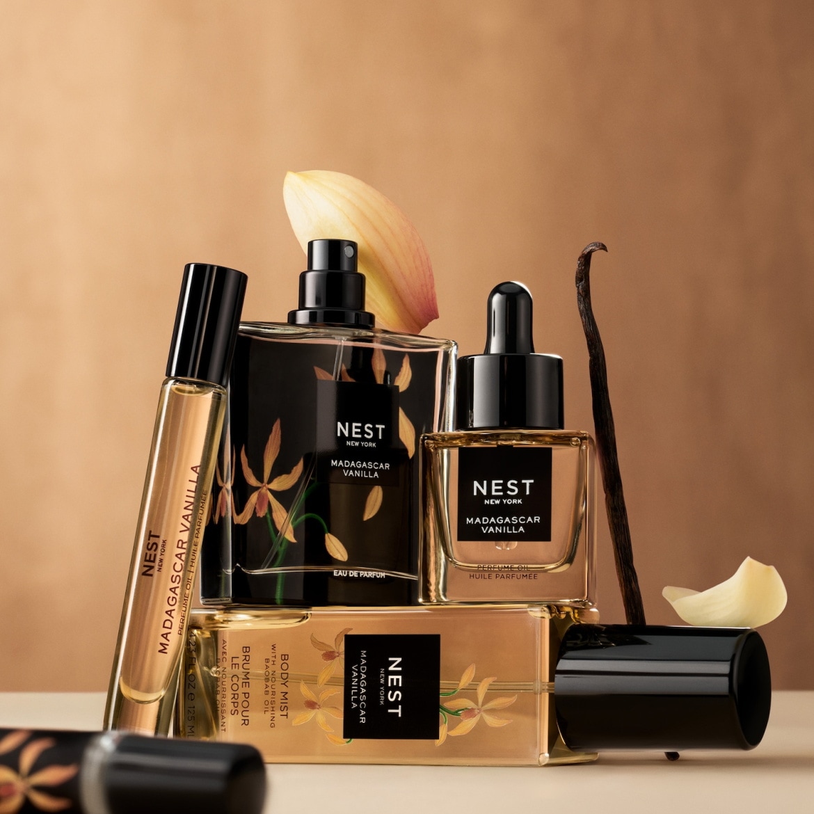 Découvrez le parfum Madagascar Vanilla de Nest New York, présenté dans un élégant flacon noir orné de fleurs vanillées, accompagné d'une huile parfumée et d'une brume corporelle.
