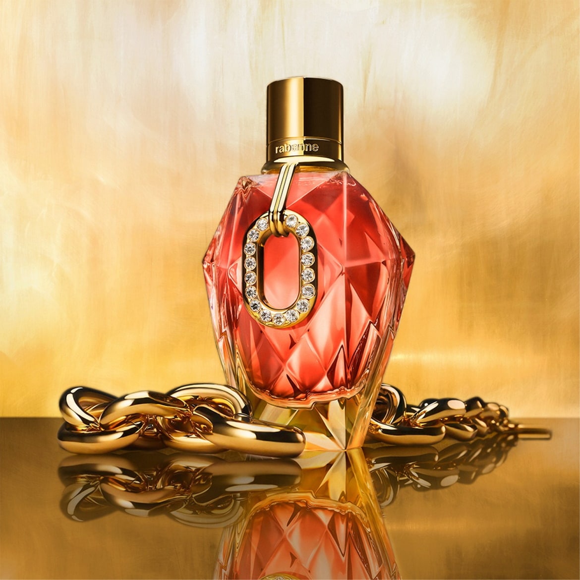 Découvrez le parfum Fame de Paco Rabanne, un nectar rouge rubis capturé dans un flacon bijou orné d'une chaîne dorée.