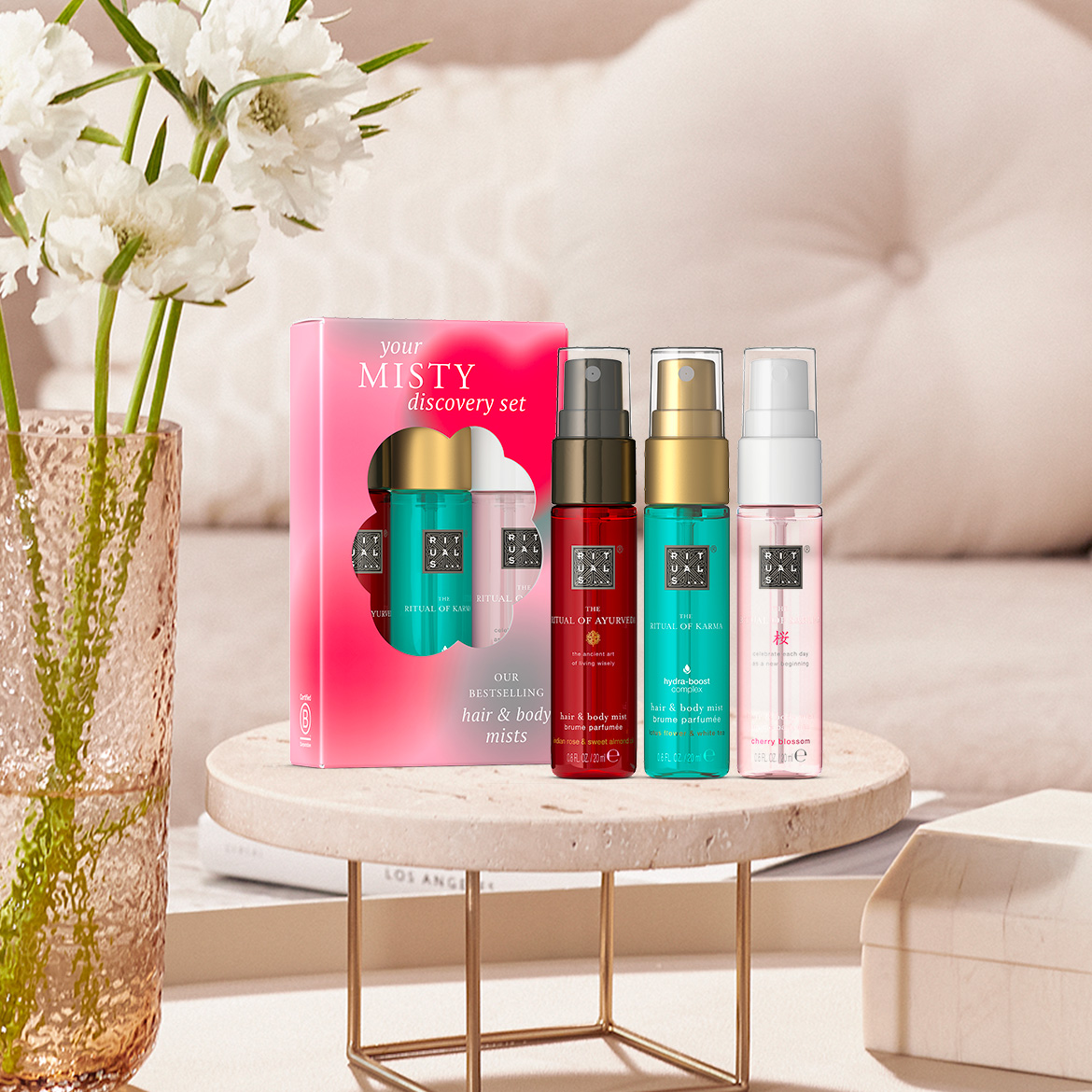Découvrez le coffret Misty de Rituals, comprenant des brumes parfumées pour le corps et les cheveux aux senteurs de rose indienne, d'amande douce, de fleur de cerisier et de thé blanc.