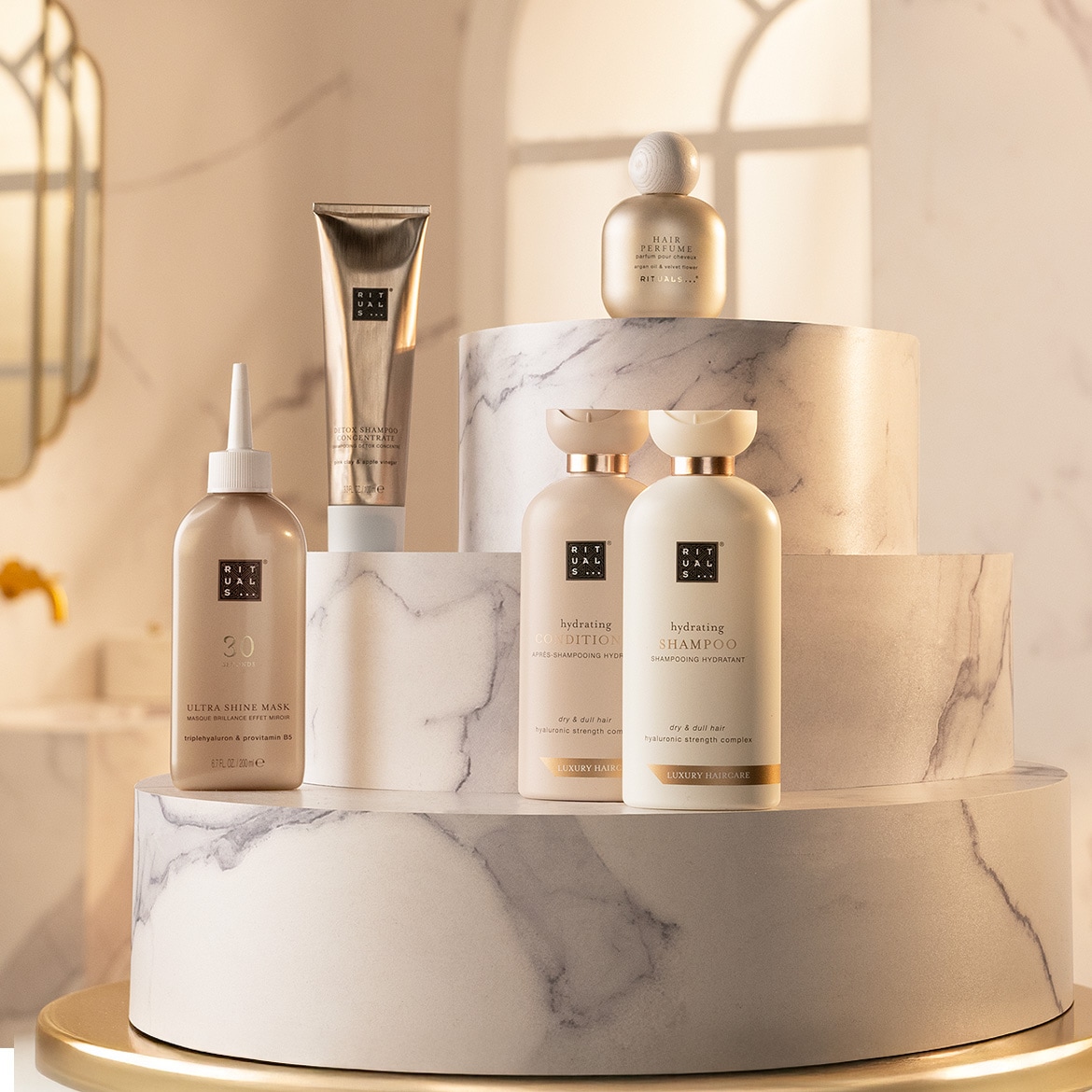 Découvrez la collection Rituals, comprenant un masque ultra-brillance, un concentré de shampooing détox, un parfum pour cheveux, un shampooing et un après-shampooing hydratants, présentés dans des emballages élégants.