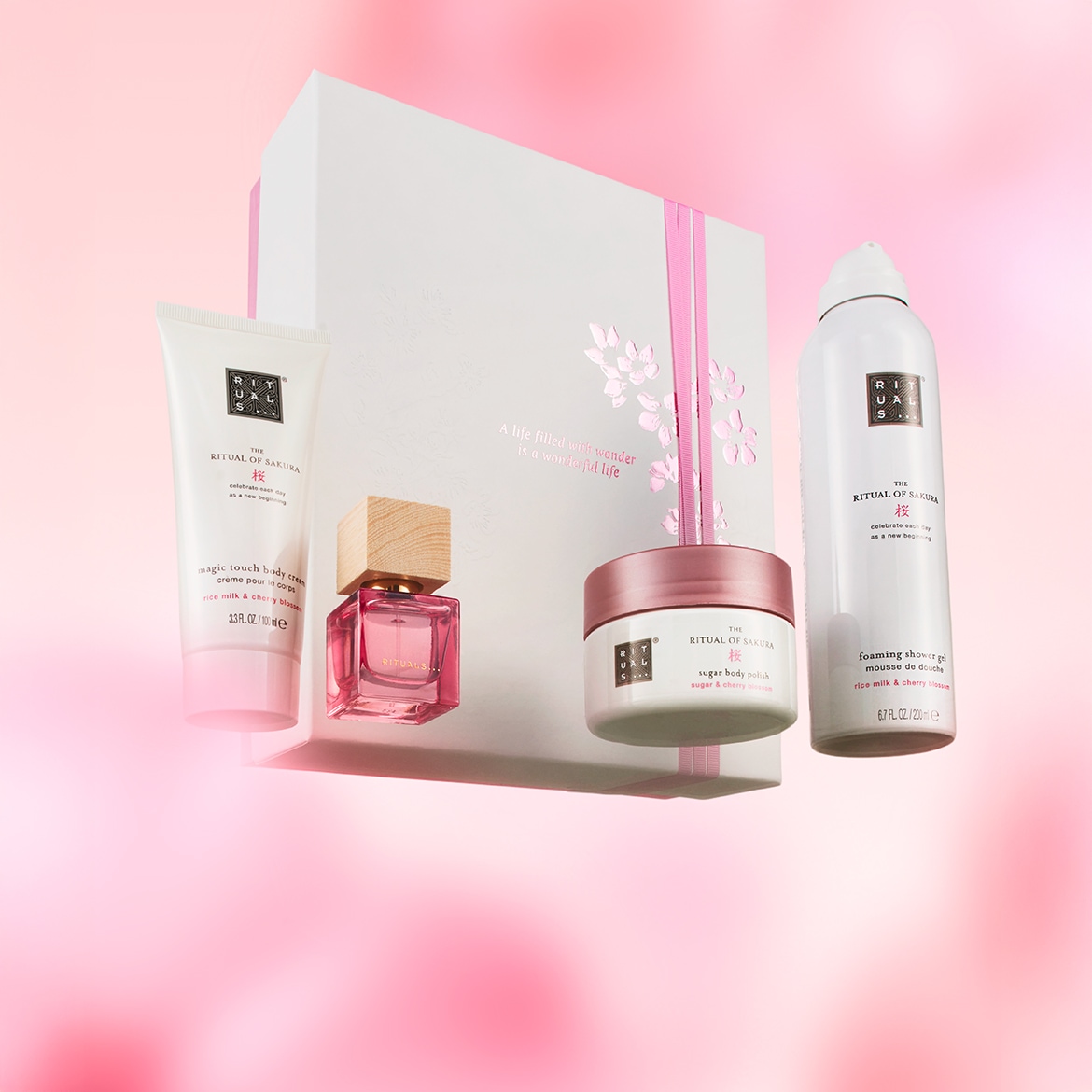 Découvrez le coffret cadeau Ritual of Sakura, comprenant une crème pour le corps, un parfum, un gommage pour le corps et un gel douche mousseux, le tout infusé au lait de riz et à la fleur de cerisier.