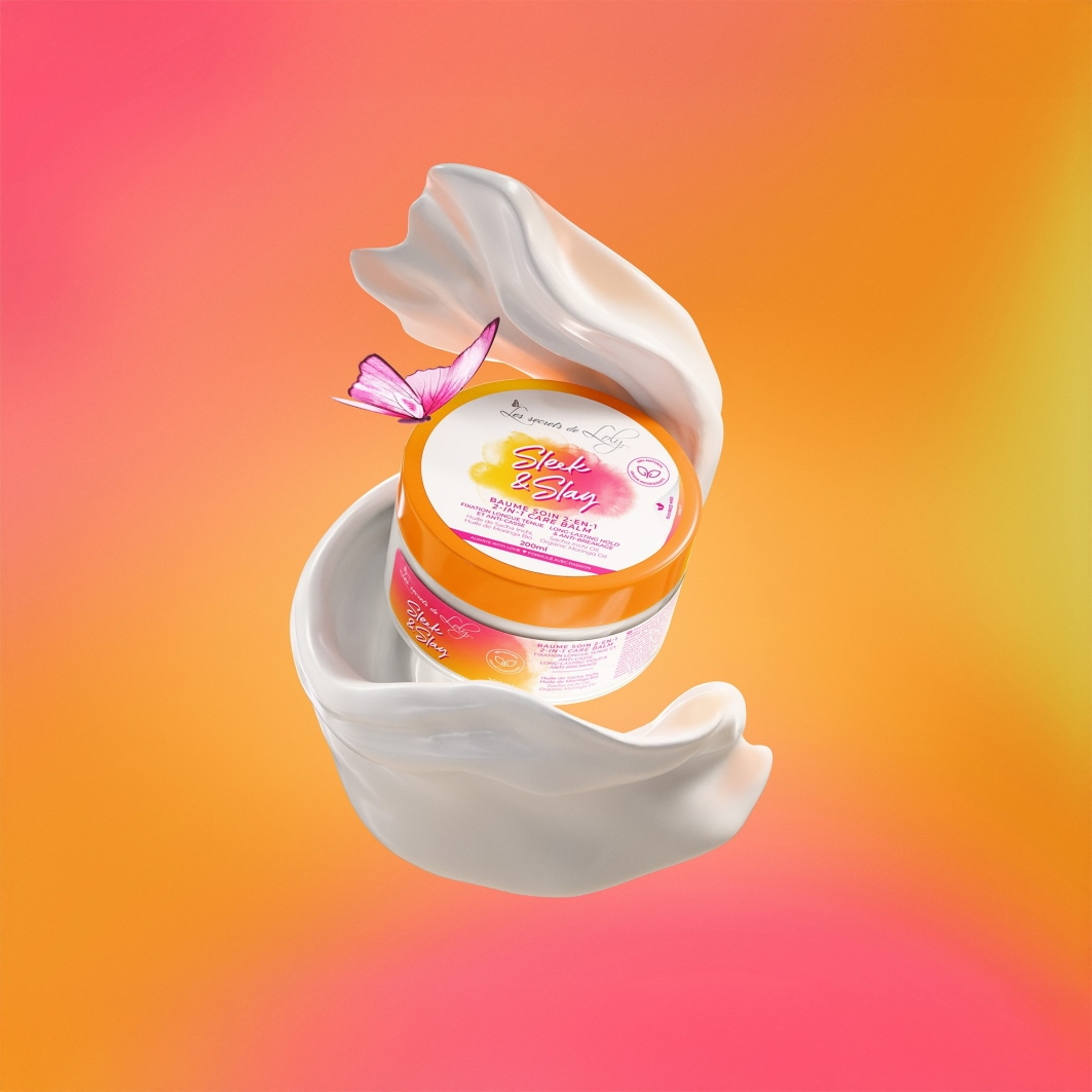 Voici le baume soin 2-en-1 Sleek & Slay de Les secrets de Loly, présenté dans un pot orange et blanc, promettant fixation, soin et action anti-casse pour des cheveux sublimés.