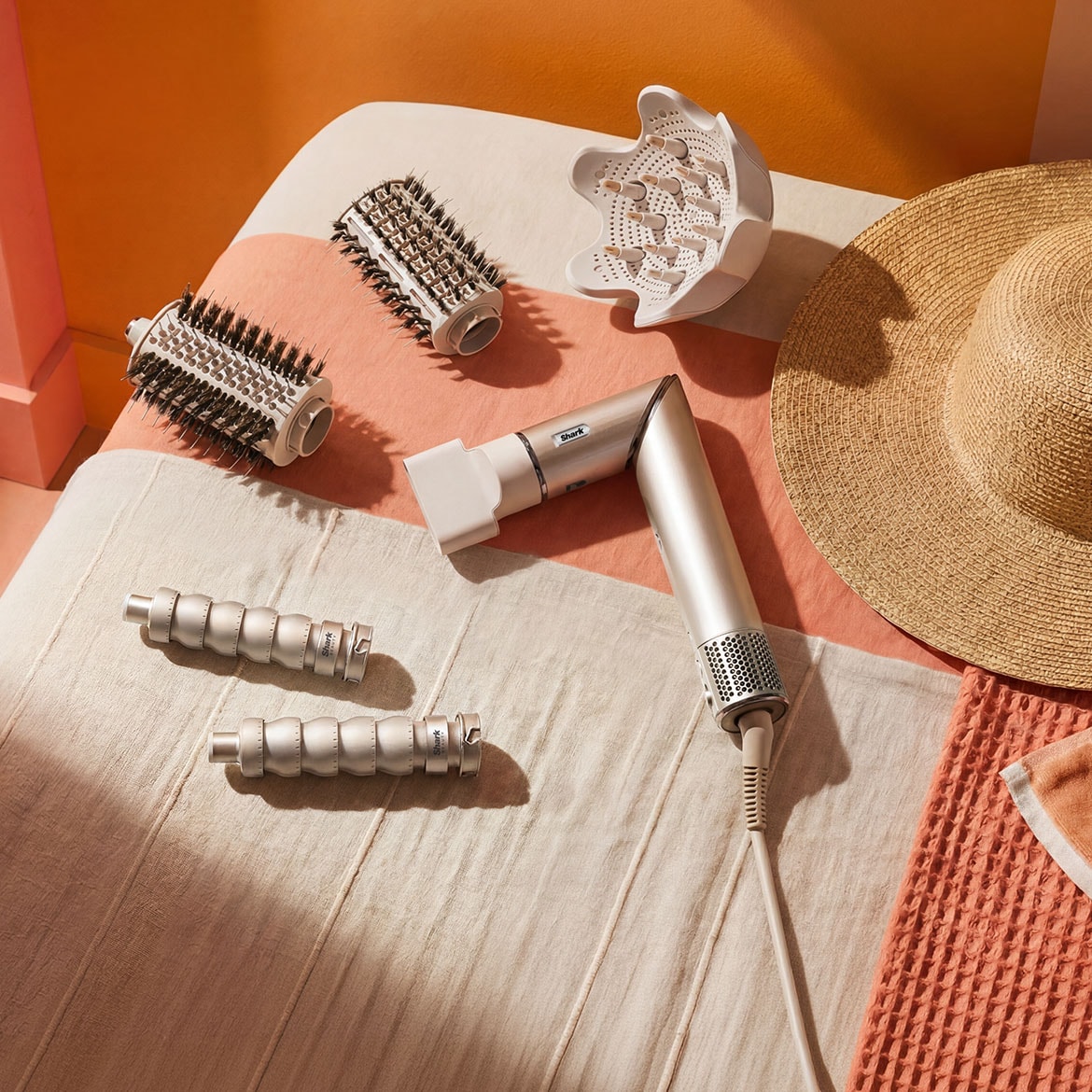 Le Shark FlexStyle est un sèche-cheveux et un styler multi-coiffure qui se transforme d'un simple tour, avec des accessoires pour boucler, lisser, donner du volume et définir les cheveux.