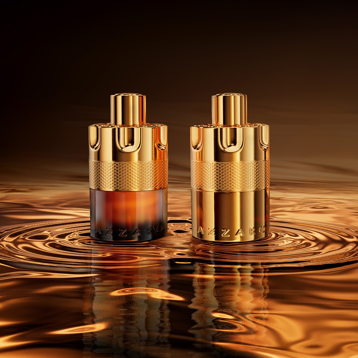 Deux flacons de parfum Azzaro sont présentés, l'un avec un dégradé de couleur ambrée et l'autre entièrement doré, tous deux reflétant sur une surface liquide dorée.