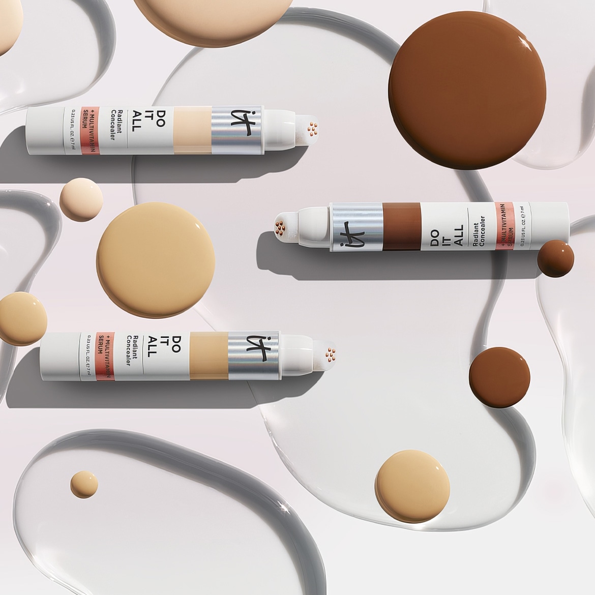 Découvrez le correcteur éclat "DO IT ALL" d'IT Cosmetics, un sérum multi-vitaminé disponible en plusieurs teintes, présenté dans un tube blanc élégant avec applicateur.