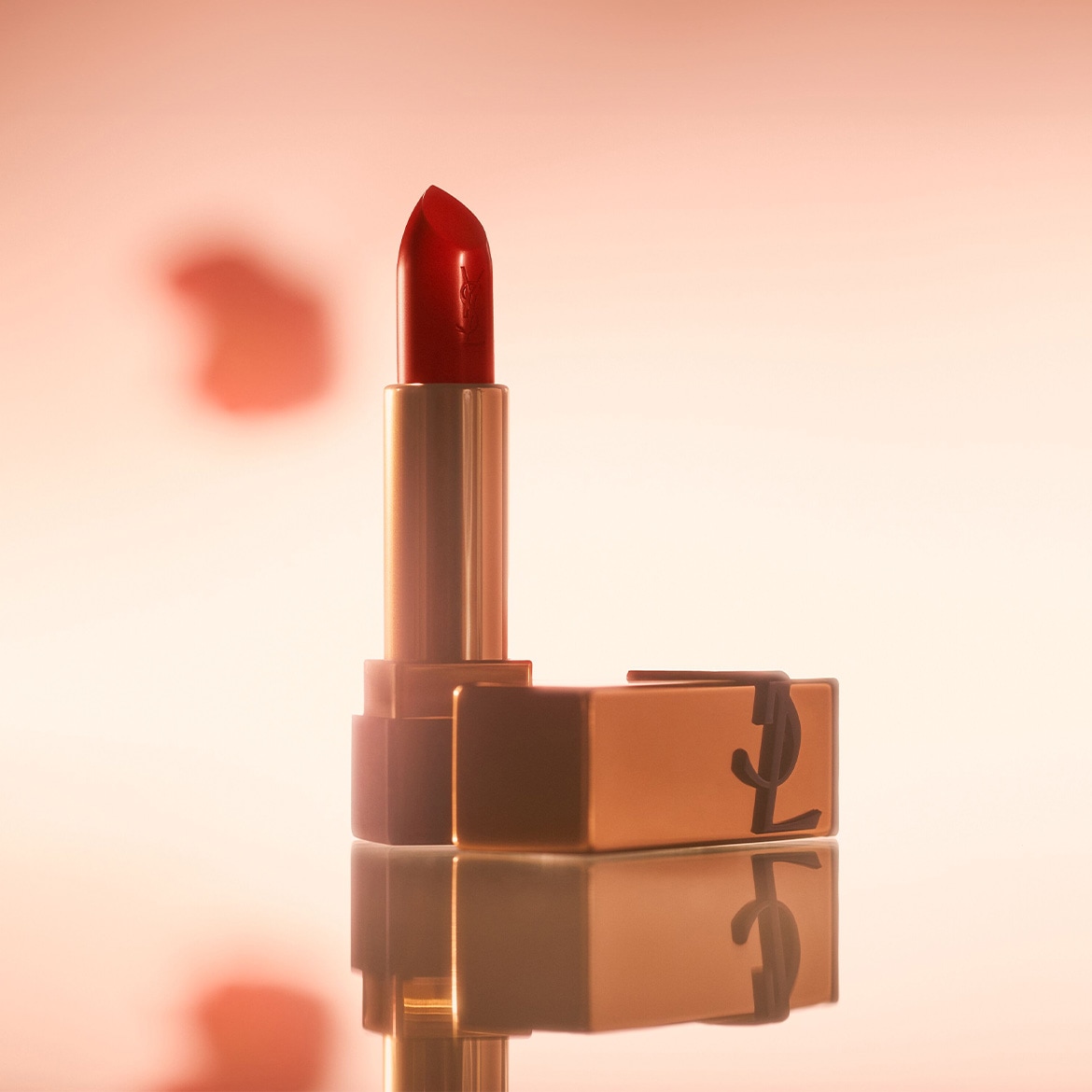 Découvrez le rouge à lèvres YSL avec son emballage doré élégant et son raisin rouge vif, parfait pour une touche de couleur audacieuse.