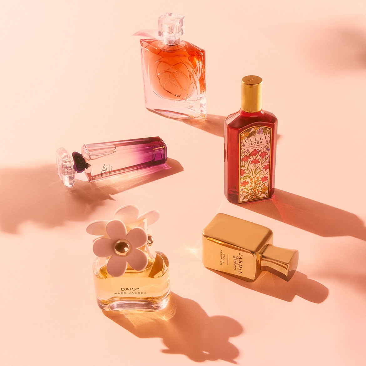 Découvrez une sélection de parfums de marques renommées, présentés dans des flacons aux designs variés et élégants.