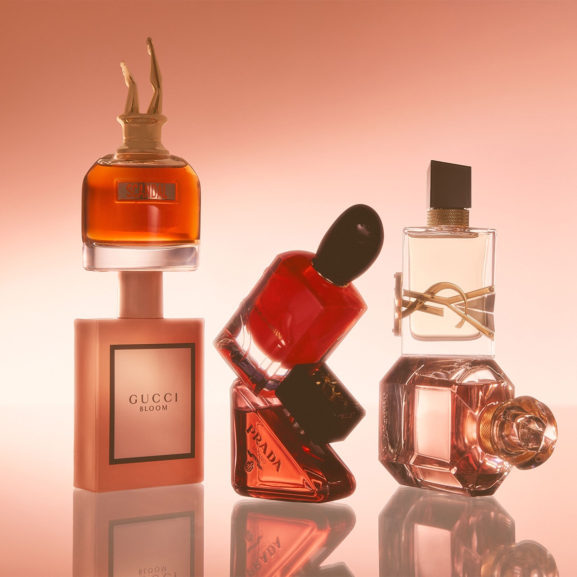 Découvrez un assortiment de parfums et de vernis à ongles de marques renommées telles que Gucci, Prada et Yves Saint Laurent, présentés dans des flacons aux designs distinctifs.