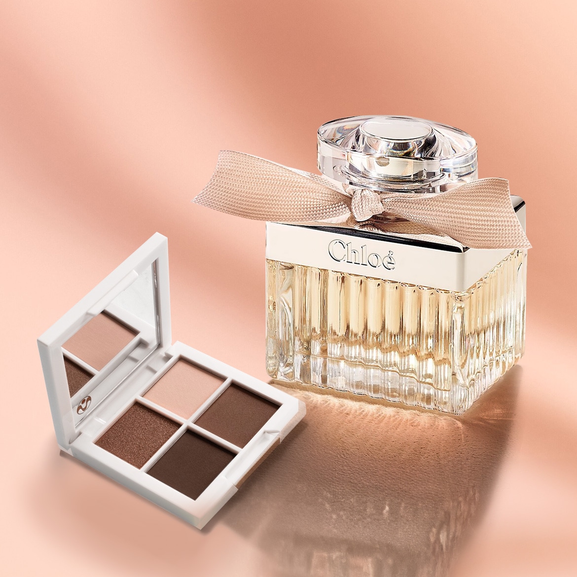 Découvrez le parfum Chloé dans son flacon iconique orné d'un ruban rose poudré, accompagné d'une palette de fards à paupières aux tons neutres et bruns.