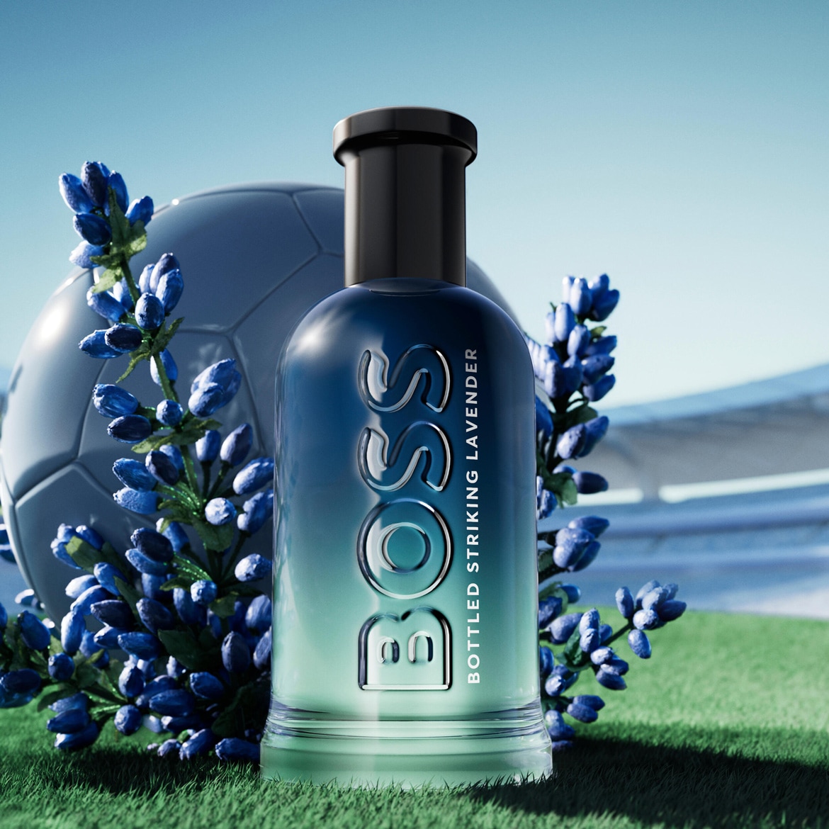 Découvrez le parfum BOSS Bottled Striking Lavender, un mélange aromatique présenté dans un flacon bleu-vert dégradé, orné du logo BOSS argenté, avec des lavandes et un ballon de foot en arrière-plan.