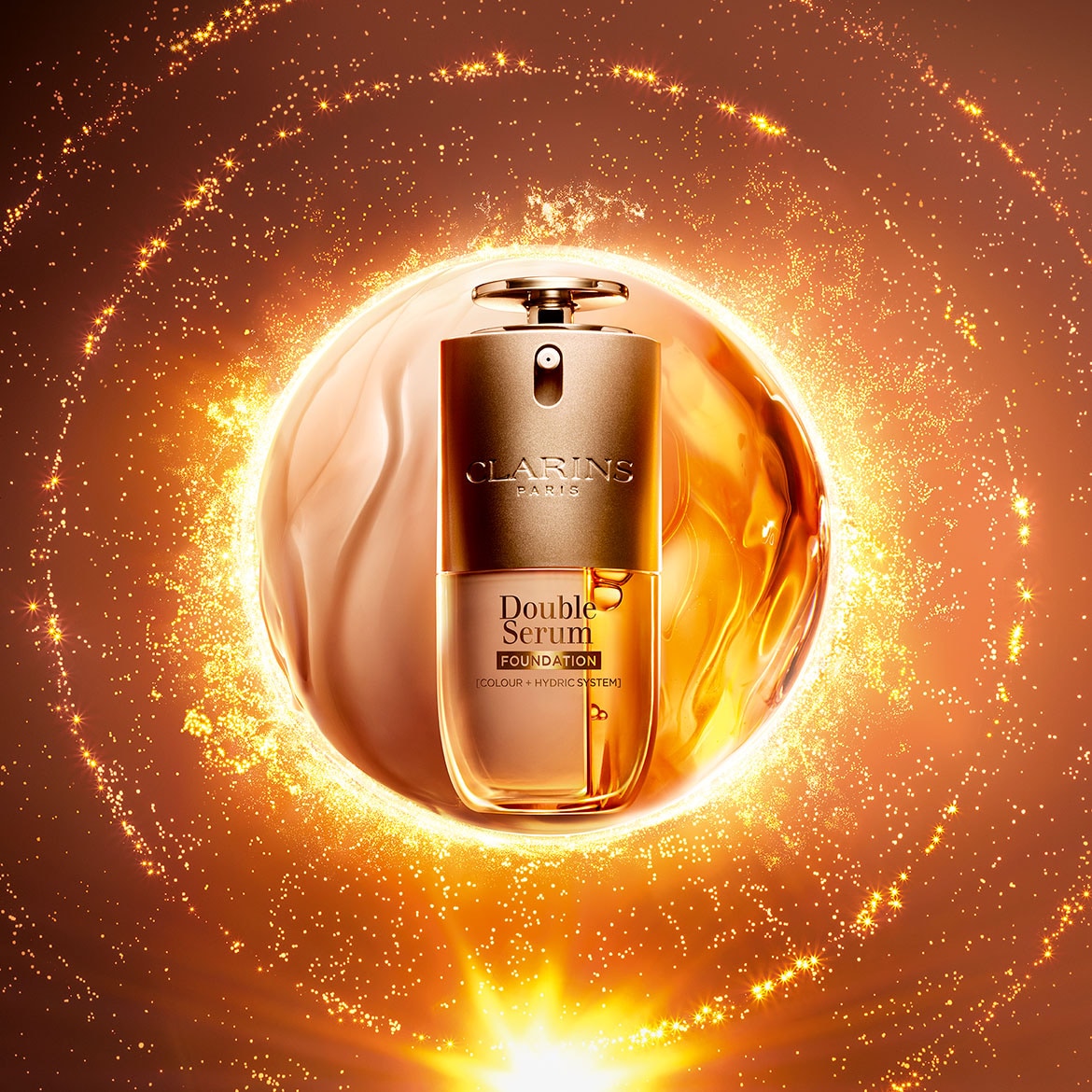 Découvrez le fond de teint Double Serum de Clarins Paris, un système couleur + hydrique pour un teint éclatant, présenté dans un flacon doré élégant.