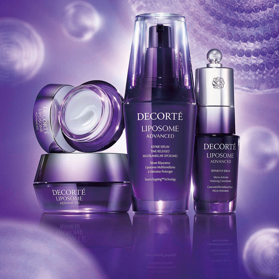 Découvrez la gamme DECORTÉ Liposome Advanced, avec un sérum réparateur à libération prolongée, un sérum contour des yeux micro-activateur et une crème hydratante, tous présentés dans des emballages violets élégants.