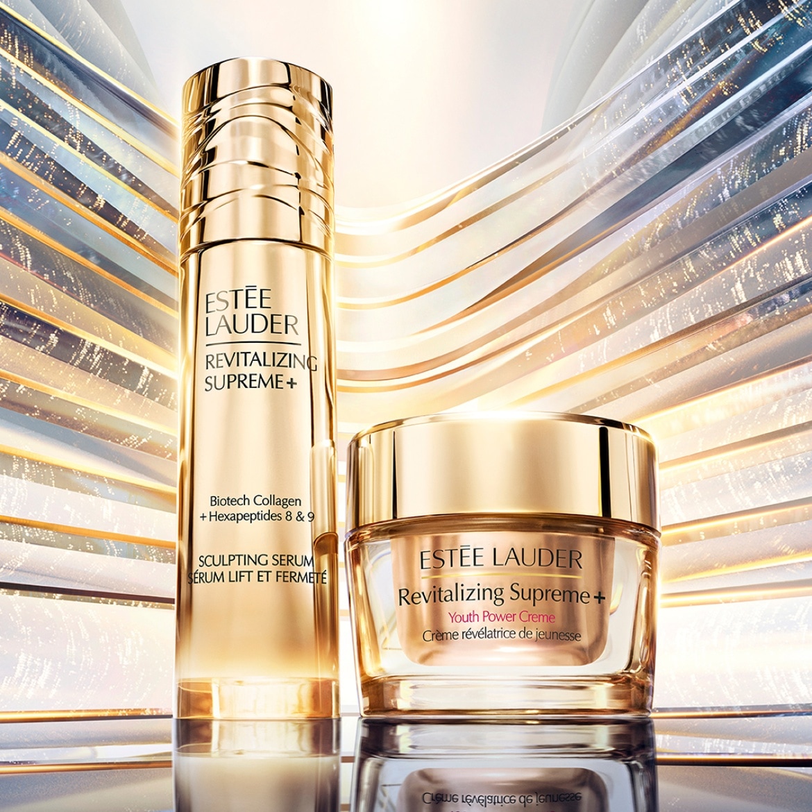 Découvrez le sérum sculptant Estée Lauder Revitalizing Supreme+ avec Biotech Collagen et Hexapeptides 8 & 9, présenté dans un flacon doré élégant, à côté de la crème Youth Power assortie.