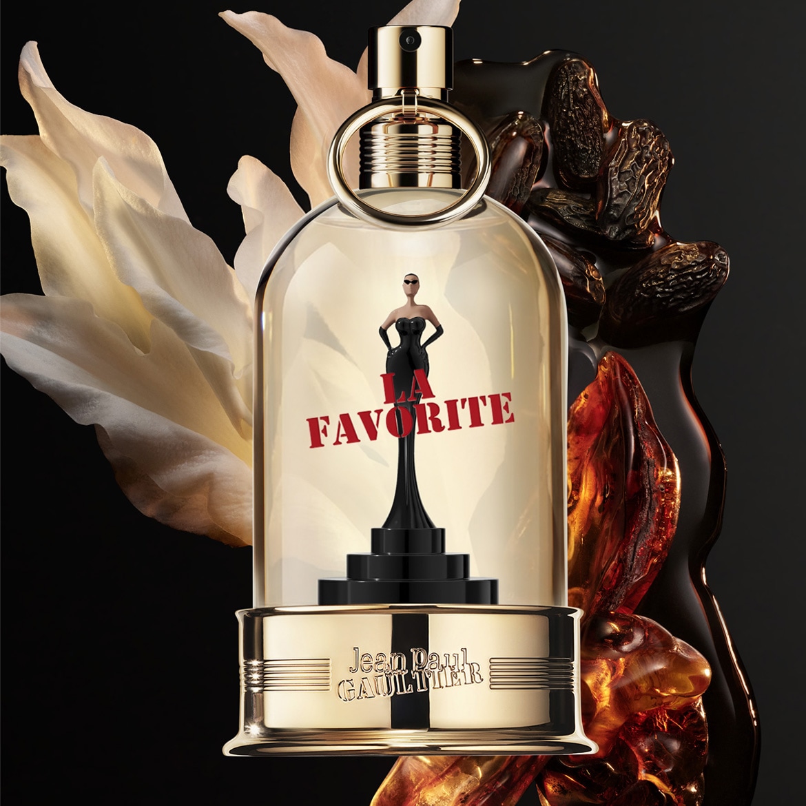 Le parfum Jean Paul Gaultier La Favorite est présenté dans un flacon en verre transparent avec une base dorée, orné d'une figurine noire et du texte rouge "LA FAVORITE".