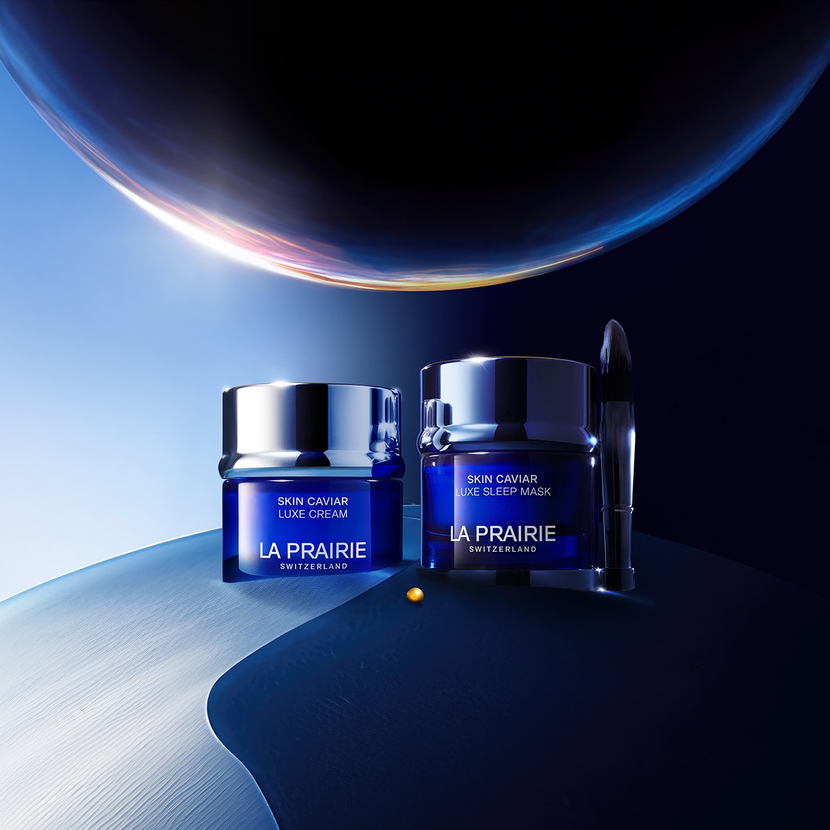 Découvrez la Crème Luxe Skin Caviar et le Masque de Nuit Luxe Skin Caviar de La Prairie, présentés dans des pots bleus élégants avec des couvercles argentés, sur un fond dégradé de bleu et de noir.