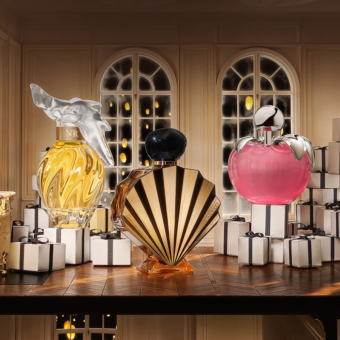 Explorez une collection de parfums de créateurs aux flacons uniques, présentés sur des cadeaux, trouvez votre signature olfactive dès maintenant