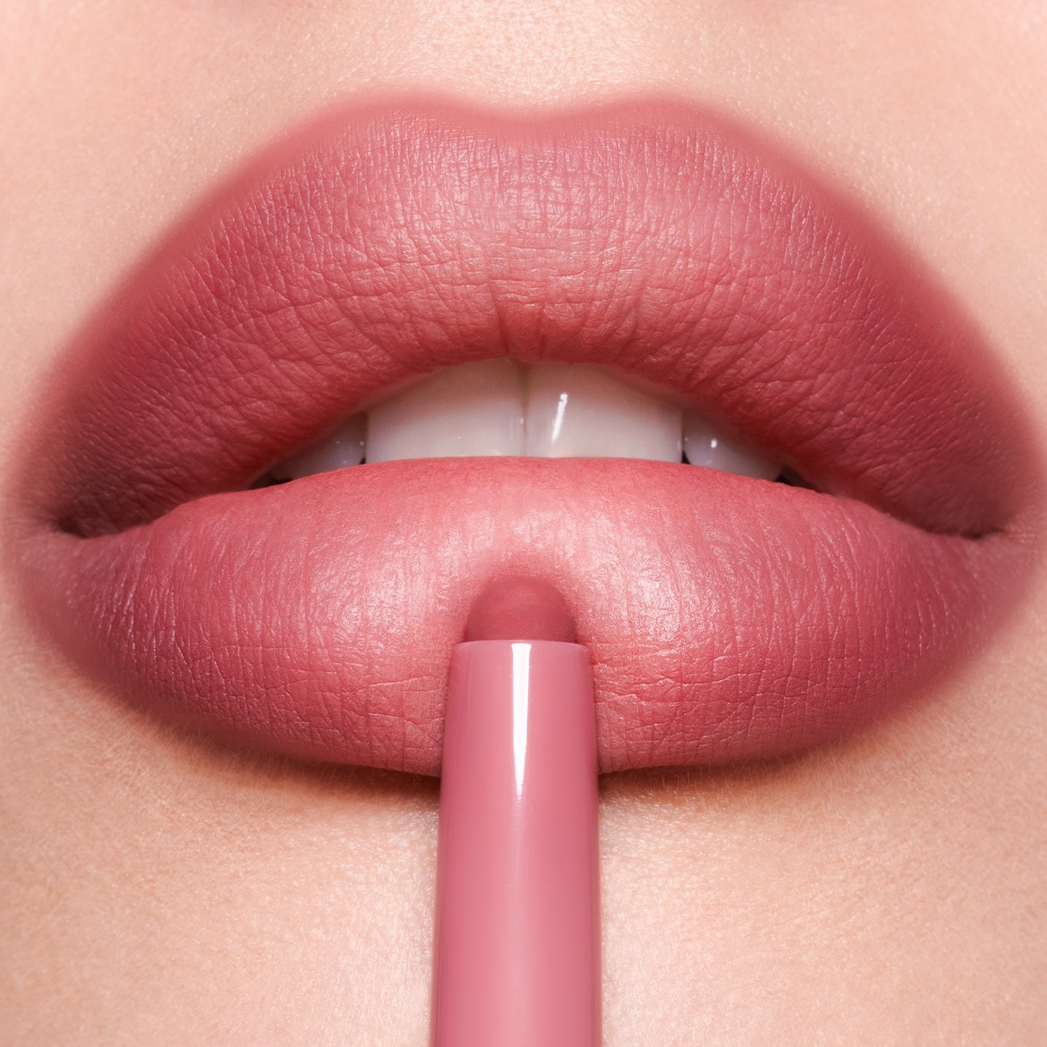 Stylo estompable
Effet volume
Lèvres pleines, lisses instantanément et sur la durée. Agréable à porter.