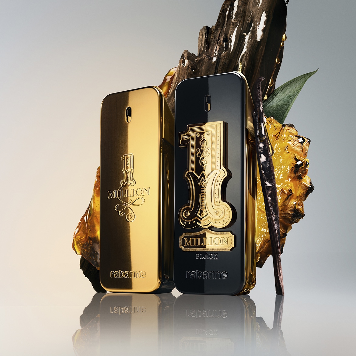 Deux flacons de parfum "1 Million" de Rabanne, l'un doré et l'autre noir, sont présentés avec des éléments naturels comme du bois, de la résine ambrée et une gousse de vanille, évoquant des senteurs riches et boisées.