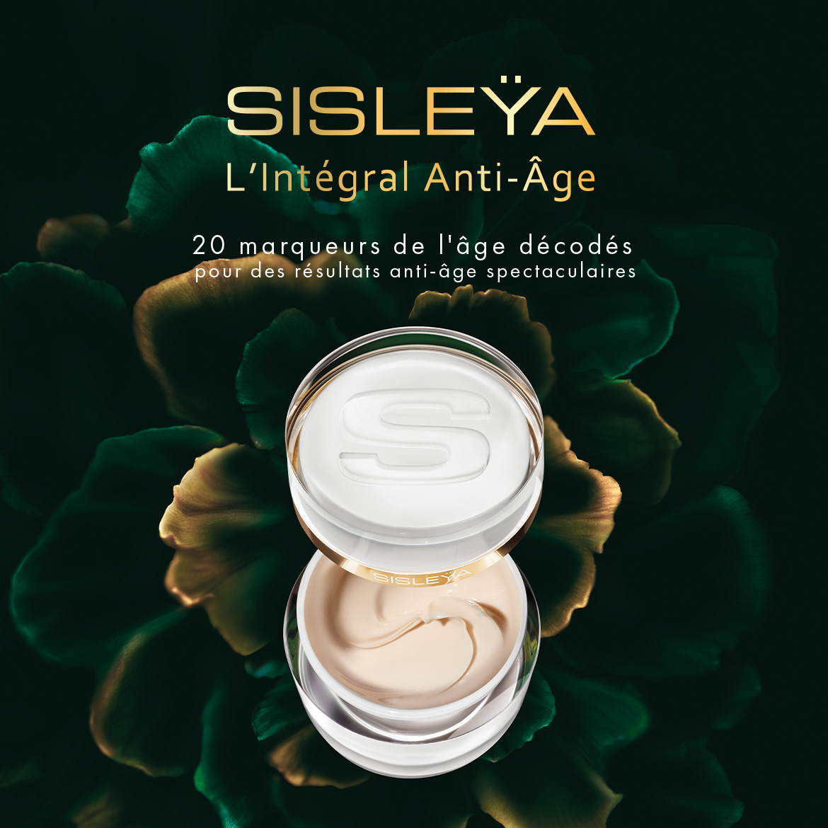 Découvrez Sisleÿa L'Intégral Anti-Âge, une crème anti-âge qui décrypte 20 marqueurs de l'âge pour des résultats spectaculaires, présentée dans un pot élégant avec le logo "S" en relief sur le couvercle.