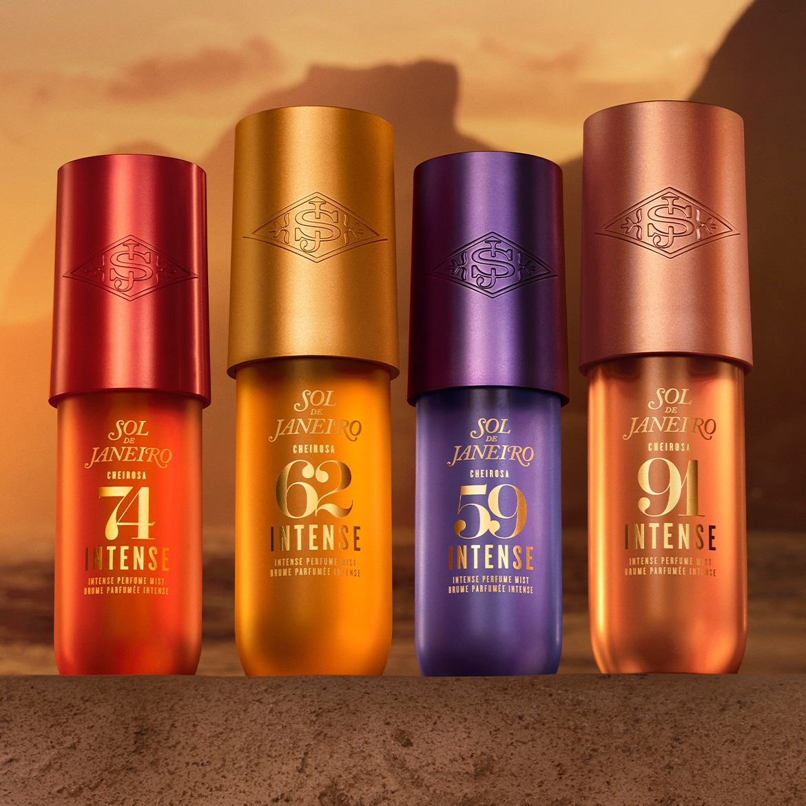 Découvrez les brumes parfumées intenses Sol de Janeiro Cheirosa 74, 62, 59 et 91, présentées dans des flacons aux couleurs vives de rouge, or, violet et bronze, chacune avec un capuchon métallique assorti et le logo de la marque.
