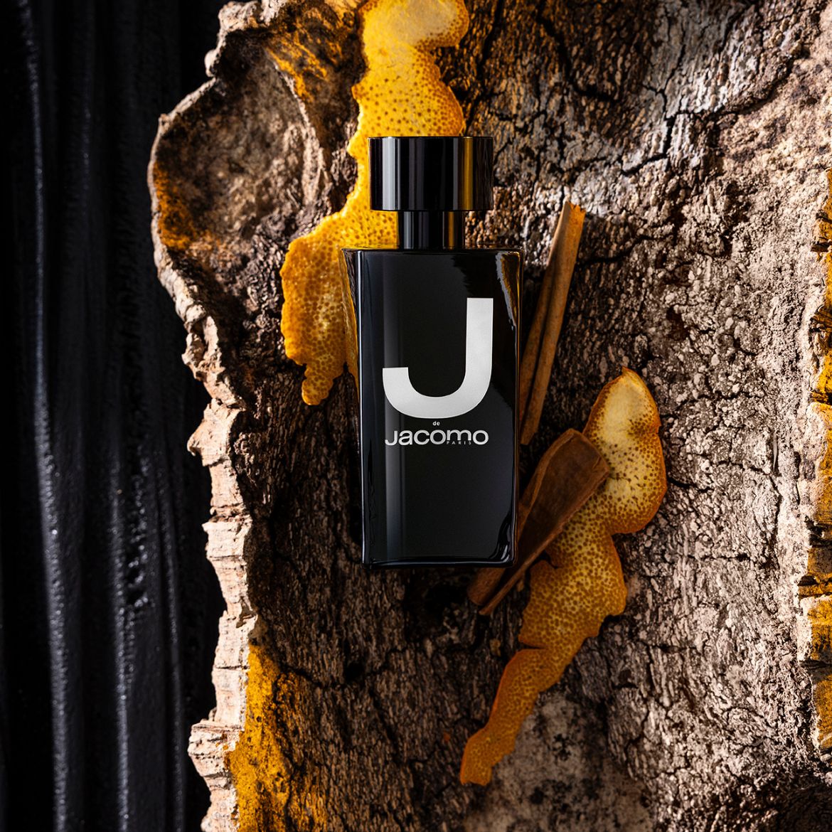 Le parfum Jacomo pour homme, dans son flacon noir élégant orné d'un J argenté, évoque une senteur boisée et fraîche, parfait pour l'homme moderne.
