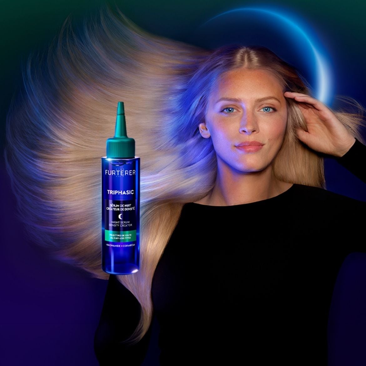 Une femme aux cheveux blonds et soyeux, vêtue d'un haut noir, pose avec le sérum de nuit créateur de densité Triphasic de Furterer, un flacon bleu avec un bouchon vert, pour des cheveux plus denses et revitalisés.