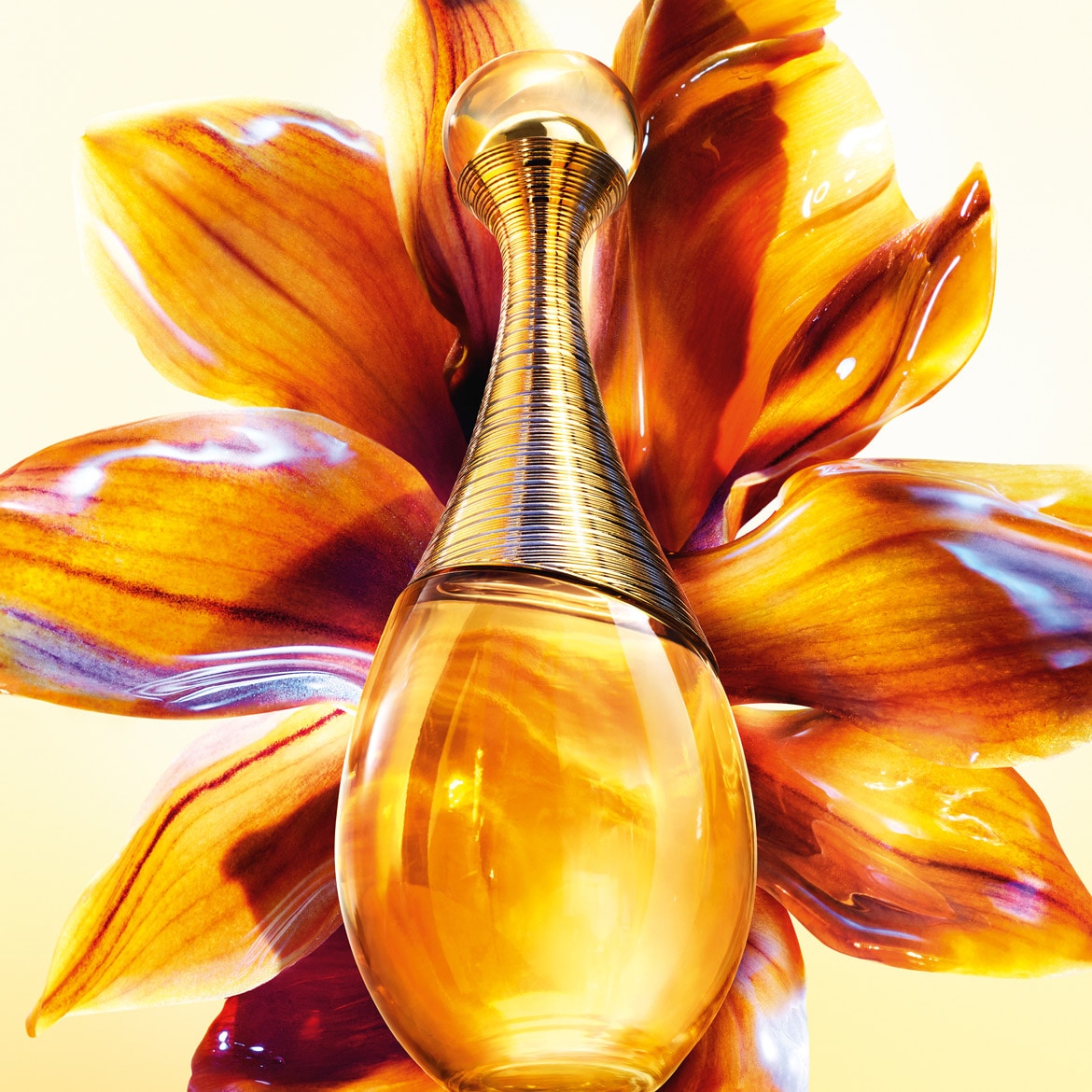 Découvrez J'adore, le parfum emblématique de Dior, dans un flacon élégant aux courbes féminines, sublimé par un bouquet floral doré et lumineux.