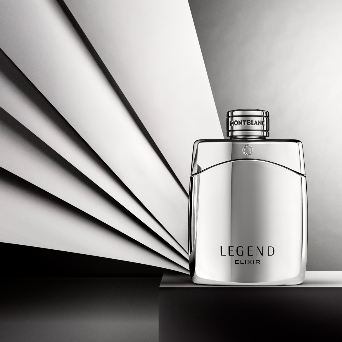 Découvrez le parfum Montblanc Legend Elixir, présenté dans un flacon argenté élégant, symbole de luxe et de sophistication.