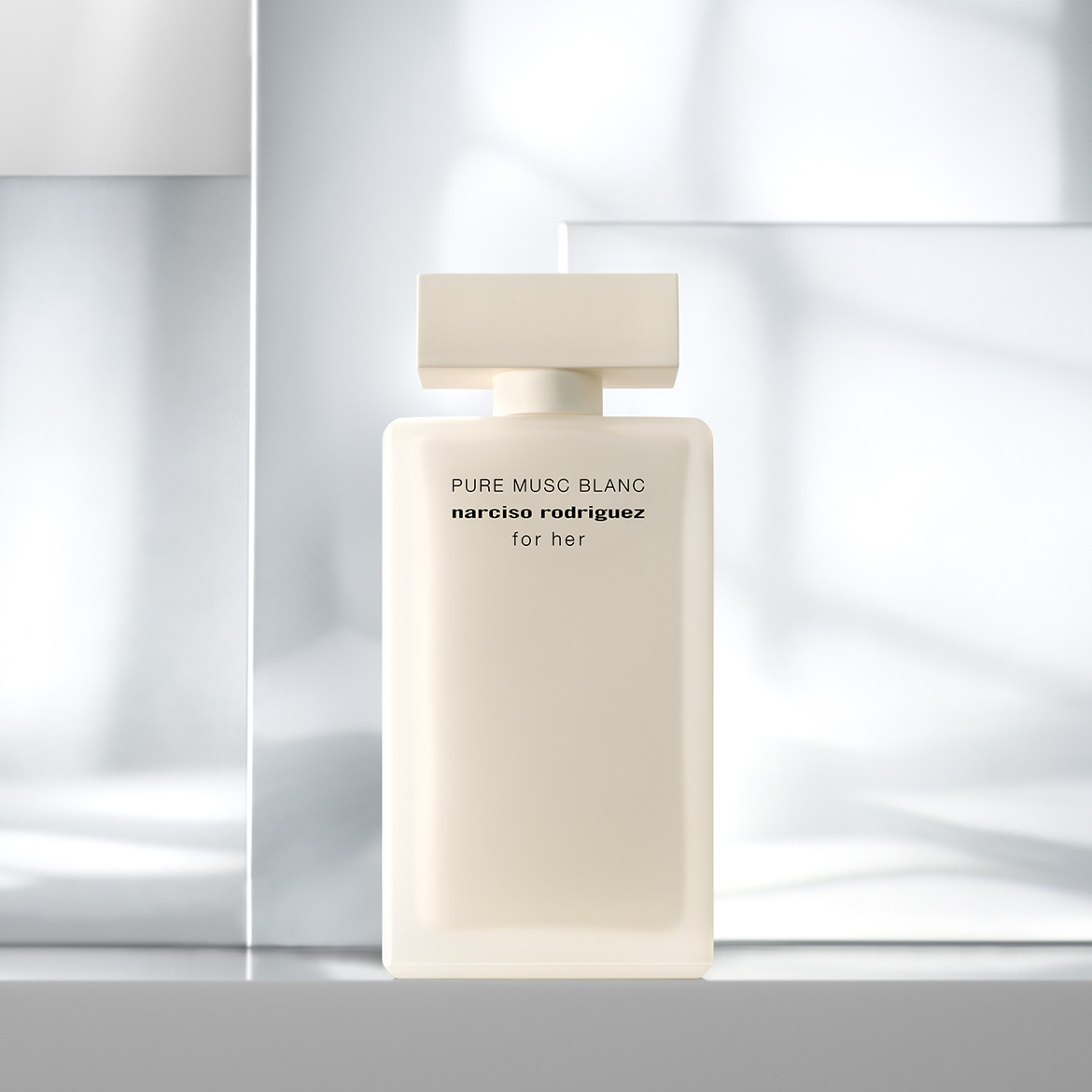 Découvrez le parfum Pure Musc Blanc de Narciso Rodriguez pour elle, présenté dans un flacon blanc mat élégant et minimaliste.