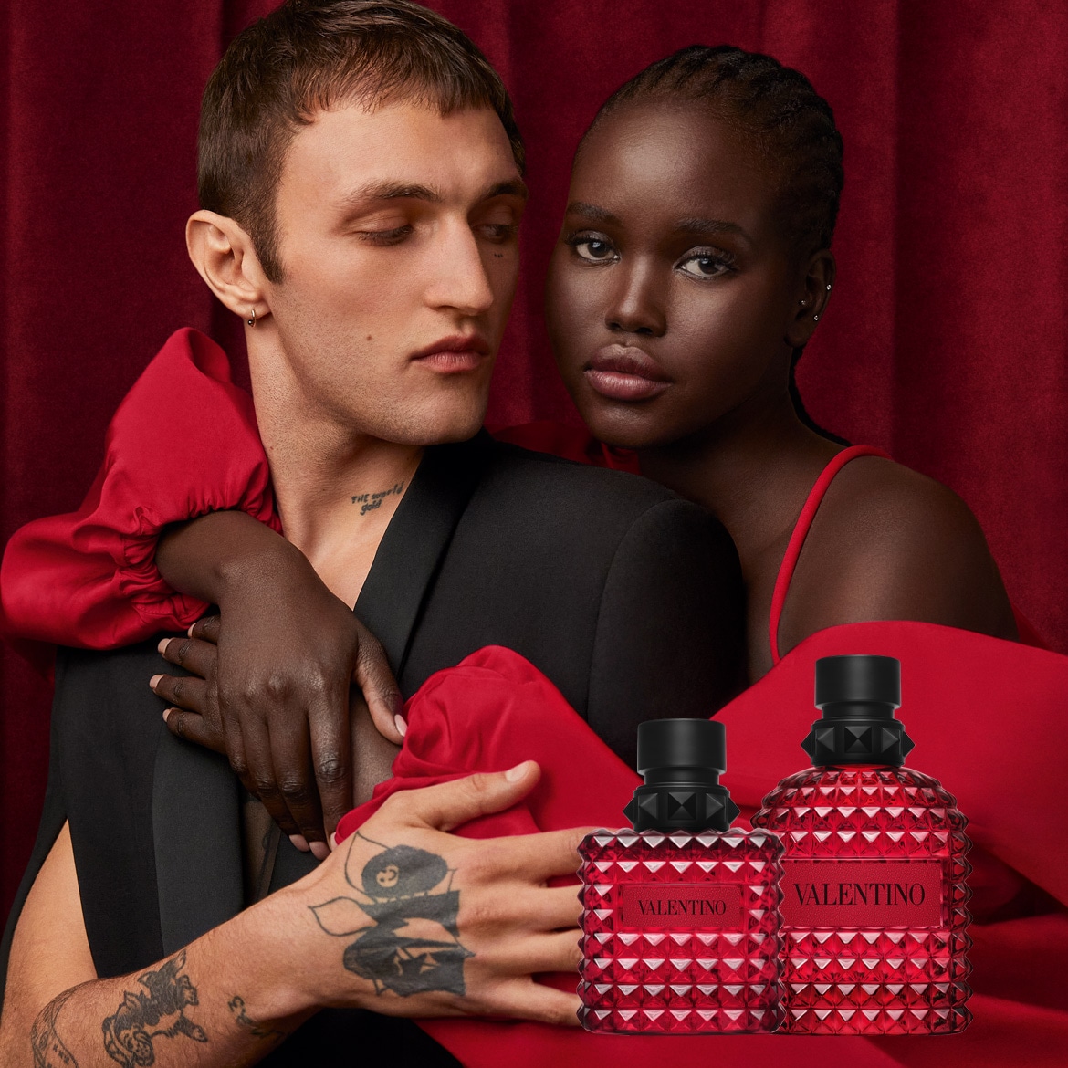 Un homme et une femme posent ensemble.