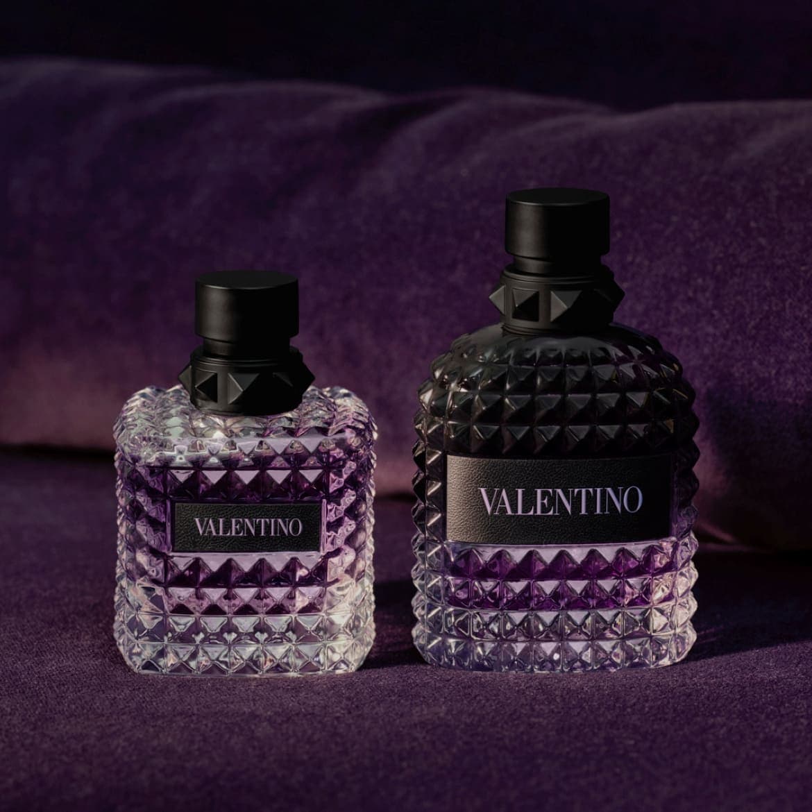 Découvrez le parfum Valentino dans son flacon à losanges, un écrin de verre qui révèle une fragrance captivante.